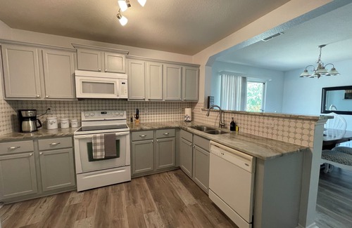 San Antonio House | Quiet cul de sac, near SeaWorld and AFB! 3 bedrooms that accommodates up to 8!