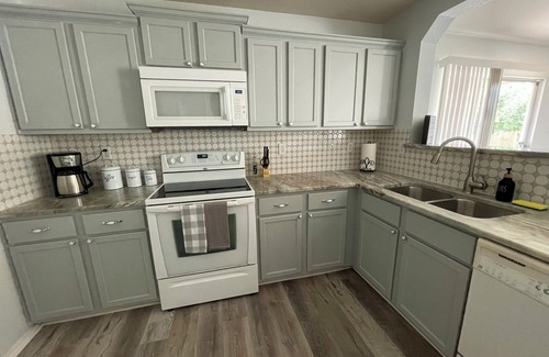 San Antonio House | Quiet cul de sac, near SeaWorld and AFB! 3 bedrooms that accommodates up to 8!