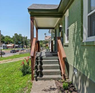 University District House | Quiet East Memphis Duplex The Green House