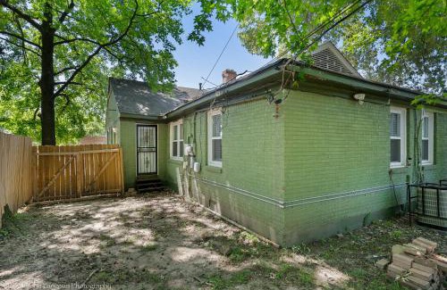 University District House | Quiet East Memphis Duplex The Green House