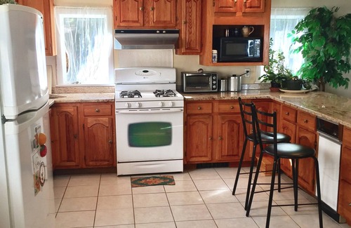 Wellesley House | Quiet Entire Home/Office - Best Location - Walk to Train/Colleges/Grocery