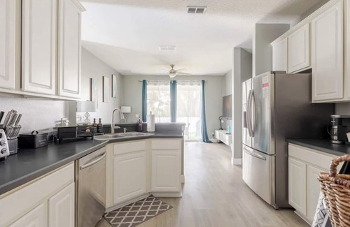 Apopka House | Quiet family-size home in Apopka Near Parks, Attractions & Orlando. Pet friendly