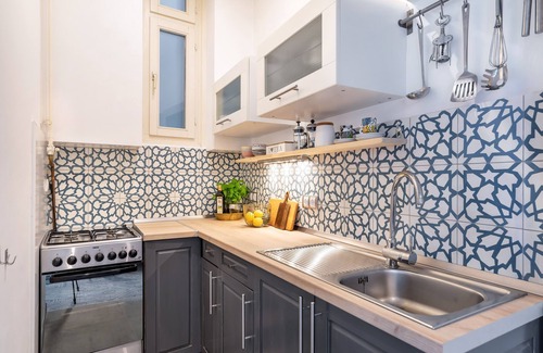 Inner City Budapest Apartment | Quiet flat in central Budapest 2-5 people with Air-con and Lift