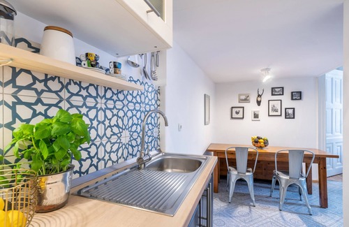 Inner City Budapest Apartment | Quiet flat in central Budapest 2-5 people with Air-con and Lift