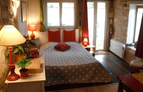 Chauvigny Bed & Breakfast | Quiet garden facing the castles for your stay in the Pays du Futuroscope