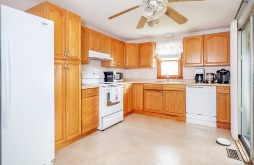 Hampton Cottage | Quiet Hampton North Beach cottage + pool, 2 minutes walk from the sand.