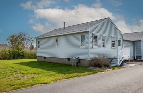 Hampton Cottage | Quiet Hampton North Beach cottage + pool, 2 minutes walk from the sand.