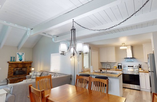 Sunriver Condo | Quiet Hideaway with A/C, BBQ & Lodge Charm