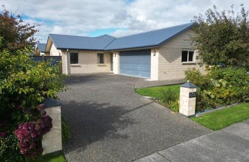 Invercargill House | Quiet in the Court