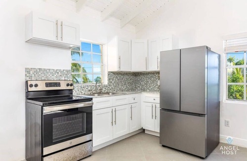 Bottle Creek Apartment | Quiet Lagoon Retreat, WiFi, Kitchen, Near Beaches