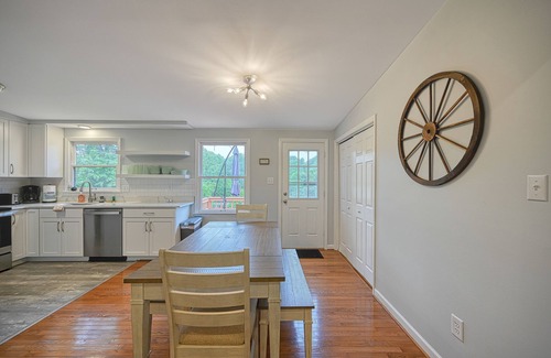 Livingston House | Quiet lake home with two kayaks, furnished deck, grill & fast WiFi - dogs OK