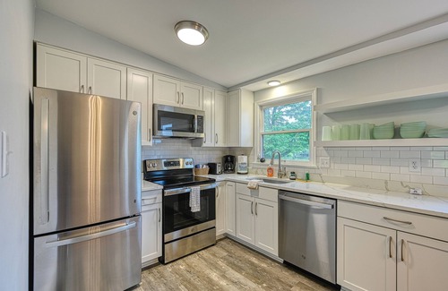 Livingston House | Quiet lake home with two kayaks, furnished deck, grill & fast WiFi - dogs OK