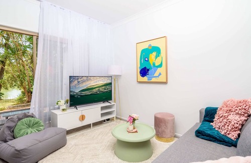 Currumbin Waters House | Quiet Lakefront Home - Complete Water Frontage