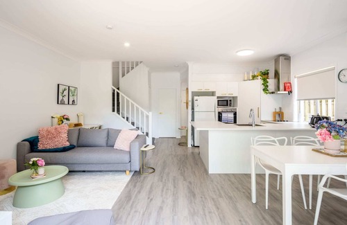 Currumbin Waters House | Quiet Lakefront Home - Complete Water Frontage