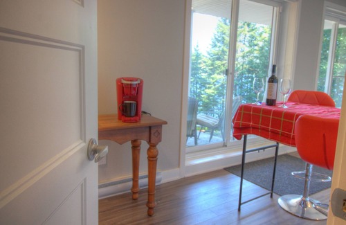 Lantier Cottage | Quiet Lakefront property with Private Bathroom - Hotel type room - no Kitchen