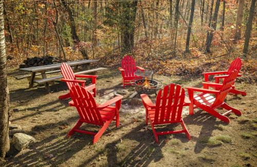 Mount Jackson Ski Chalet | Quiet Loft Chalet near Bryce w Hot Tub & Fire Pit