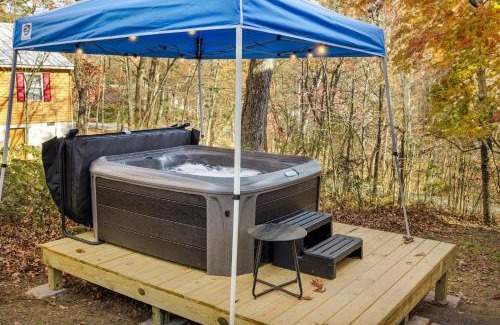 Mount Jackson Ski Chalet | Quiet Loft Chalet near Bryce w Hot Tub & Fire Pit