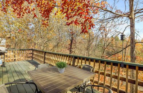 Mount Jackson Ski Chalet | Quiet Loft Chalet near Bryce w Hot Tub & Fire Pit