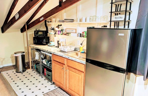 Clarkdale Apartment | Quiet Loft on acreage and small lake - 18yrs+