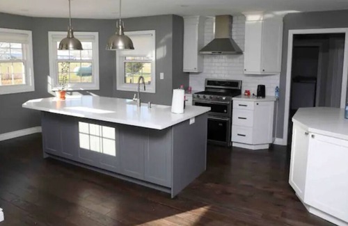 Clarington House | Quiet Lovely 4 Bedroom Acre House