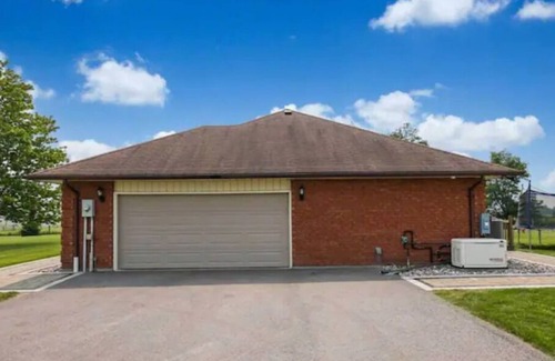 Clarington House | Quiet Lovely 4 Bedroom Acre House