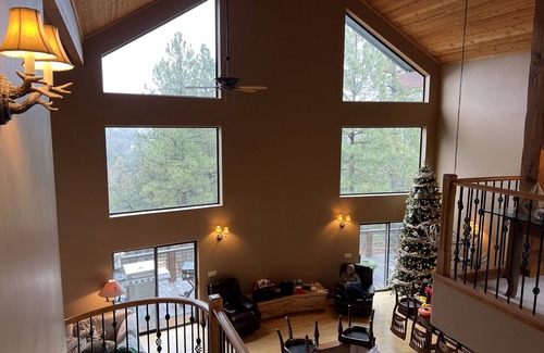 Young Cabin | Quiet Luxury-Tall Pines-3 Bedroom-2.5acres-Sleeps 16-Swim & Fish 5mins to creek!