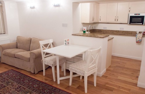 Carshalton South and Clockhouse Apartment | Quiet modern apartment near to Sutton and trains for Central London