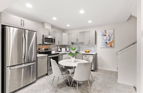 Winnipeg House | Quiet, modern, stylish, 1 King size & 2Queen beds, central location, parking