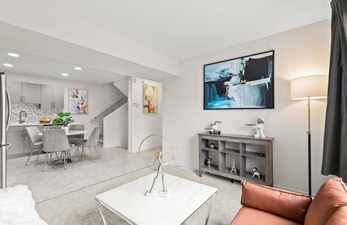 Winnipeg House | Quiet, modern, stylish, 1 King size & 2Queen beds, central location, parking