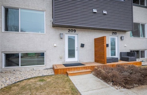 Winnipeg House | Quiet, modern, stylish, 1 King size & 2Queen beds, central location, parking