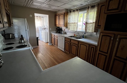 Lander House | Quiet neighborhood, relaxing wrap around deck with fire pit. Short walk to town.