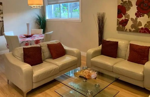 Saint-Laurent House | Quiet neighbors & free parking