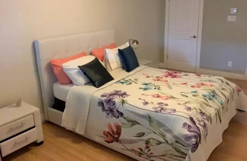 Saint-Laurent House | Quiet neighbors & free parking