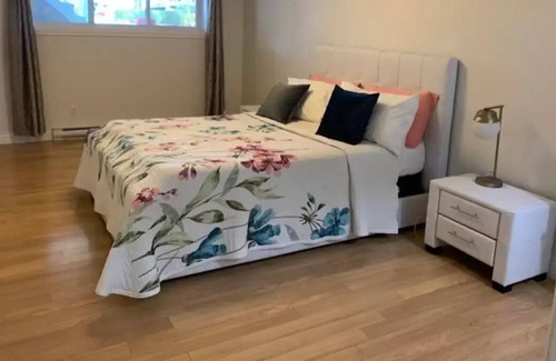 Saint-Laurent House | Quiet neighbors & free parking