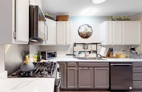 Eureka House | Quiet Oasis in Central Eureka with Wi-Fi, Tempur-Pedic Bed, Garage & EV Charger