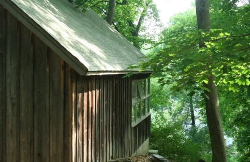 Stony Point House | Quiet Pied a Terre In Woodsy Village
