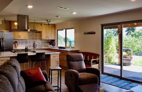 Clinton Apartment | Quiet, Private, Clean, Spectacular View