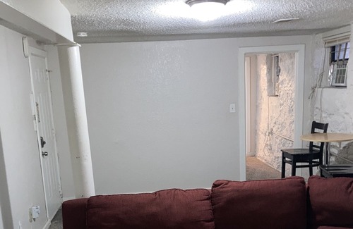 Southmoreland Apartment | Quiet & quaint Midtown Kansas City