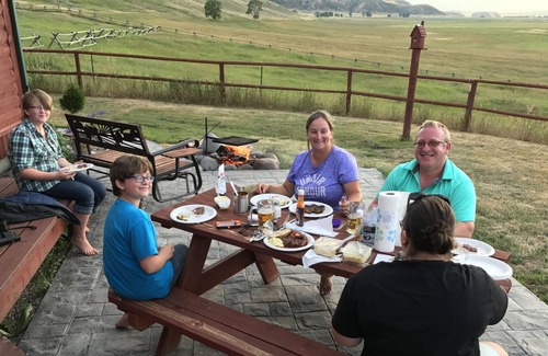 Meeteetse Bed & Breakfast | Quiet ranch setting over looking the Greybull River valley with mountain views