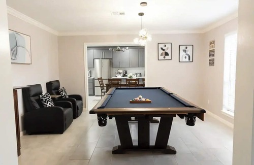 Barker House | Quiet & Relax Getaway- Pool Table, Grill, &Netflixnn