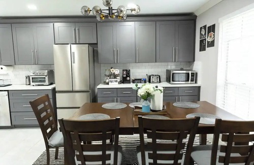 Barker House | Quiet & Relax Getaway- Pool Table, Grill, &Netflixnn