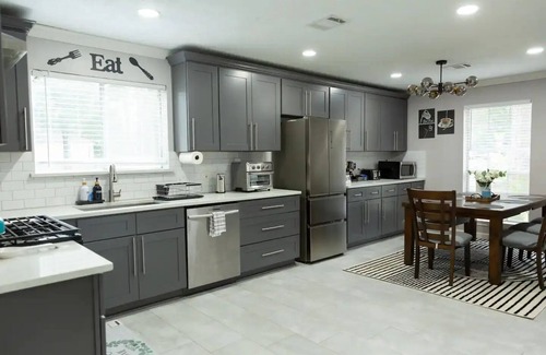Barker House | Quiet & Relax Getaway- Pool Table, Grill, &Netflixnn