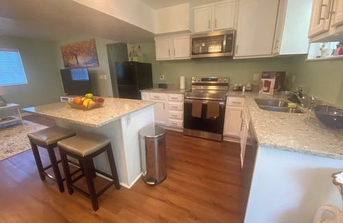 Orem North Apartment | Quiet, residencial 1-bedroom apartment in Orem/vineyard area.shared bathroom.