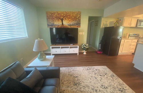 Orem North Apartment | Quiet, residencial 1-bedroom apartment in Orem/vineyard area.shared bathroom.