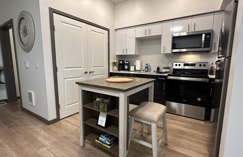 Central Tacoma Apartment | Quiet retreat w/amazing roof top near everything
