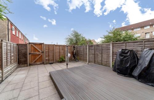 Edmonton Apartment | Quiet & Spacious 2BR Flat wGarden near Edmonton