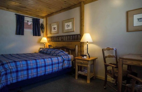 Rice Lake Cabin | Quiet stay on the lake in Room 8 - The Decoy Room - Curriers Lakeview Lodge