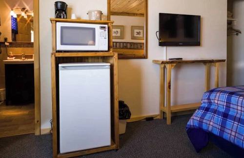 Rice Lake Cabin | Quiet stay on the lake in Room 8 - The Decoy Room - Curriers Lakeview Lodge