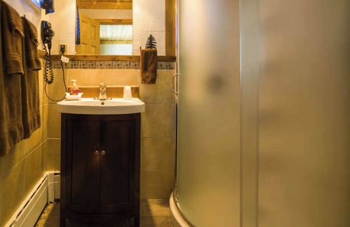 Rice Lake Cabin | Quiet stay on the lake in Room 8 - The Decoy Room - Curriers Lakeview Lodge