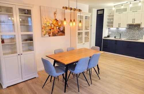 Erd Apartment | Quiet street steps from downtown & train station, 12 mns from Downtown Budapest